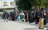 Des femmes font la queue pour obtenir une assistance financière, le 11 avril 2020 à Karachi, au Pakistan