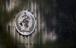 Logo de l'OMS, au siège de l'organisation, le 13 mars 2025 à Genève