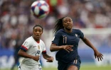 L'attaquante des Bleues Kadidiatou Diani (d) à la lutte avec la défenseure des Etats-Unis Crystal Dunn en quarts de finale du Mondial, au Parc des Princes, le 28 juin 2019