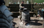 Un soldat ukrainien prépare un repas à Barvinkove, dans l'est du pays, le 25 avril 2022