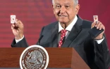 Photo fournie par la présidence mexicaine du président Andrès Manuel Lopez Obrador montrant des amulettes lors de sa conférence de presse à Mexico, le 18 mars  2020