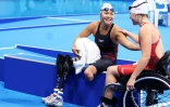 La nageuse américaine Haven Shepherd en conversation avec la Canadienne Abi Tripp après l'épreuve du 100 m brasse SB7 des Jeux paralympiques de Tokyo, le 1er septembre 2021