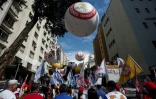 Les syndicats manifestent contre les réformes économiques proposées par Michel Temer, devant le ministère du Travail à Sao Paulo, le 30 juin 2017