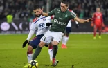 Duel entre le Stéphanois Romain Hamouma et le Lyonnais Nabil Fekir lors du dernier derby du Rhône disputé, le 20 janvier 2019 à Geoffroy-Guichard