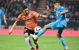 Le Lorientais Romain Faivre (g) face au Marseillais Alexis Sanchez, le 9 avril 2023 à Lorient