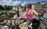 Une habitante dans les décombres de sa maison, le 28 jullet 2022 à Mala Rogan, dans la région de Kharkiv, en Ukraine