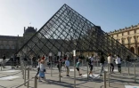 Queue distanciée et clairsemée à l'entrée du Louvre, le 6 juillet 2020
