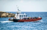 Des migrants à bord d'un bateau de la Guardia di Finanza, le 11 juillet 2022 à Lampedusa