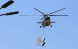 Un hélicoptère militaire syrien survole Damas le 15 mars 2025, jour anniversaire du soulèvement de 2011