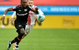 L'attaquant français du Bayer Leverkusen, Moussa Diaby, à la lutte avec le défenseur de Cologne, Jannes Horn, lors de leur match de Bundesliga, le 17 avril 2021 à Leverkusen