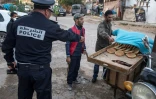 Un policier ordonne à un vendeur de pain de remballer sa marchandise et de rentrer chez lui, le 27 mars 2020 à Rabat pendant l'épidémie de coronavirus