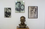 Des photos et le buste de Léon Trotsky dans sa maison de Coyocan, transformée en musée, le 10 août 2020 à Mexico