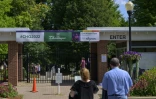 Des visiteurs s'apprêtent à entrer à la Chautauqua Institution le 19 août 2022, où le 12 août l'écrivain britannique Salman Rushdie a été attaqué 