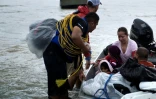 Des personnes arrivent en bateau après avoir été secourues, le 29 août 2017 à Houston, au Texas