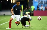 Le milieu des Bleus Corentin Tolisso (g) à la lutte avec celui de l'Argentine, Maximiliano Meza, en 8e de finale du Mondial, le 30 juin 2018 à Kazan  