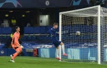 L'attaquant allemand de Chelsea Timo Werner ouvre le score face au Real Madrid et son gardien belge Thibaut Courtois, lors de la demi-finale retour de la Ligue des Champions, le 5 mai 2021 au Stade de Stamford Bridge