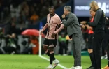 L'attaquant du PSG Ousmane Dembélé en discussion avec son entraîneur Luis Enrique lors du match de Ligue 1 contre Rennes au Parc des Princes, le 27 septembre 2024