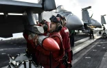 Des soldats du porte-avion USS Harry S. Truman placent un missile sur un chasseur Super Hornet F-18, le 8 mai 2018