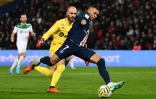 L'attaquant du PSG Kylian Mbappé élimine le gardien de Saint-Etienne Jessy Moulin en Coupe de la Ligue, le 8 janvier 2020 au Parc des Princes