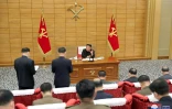 Le dirigeant nord-coréen Kim Jong Un préside une réunion d'urgence du Bureau politique du Comité centrale du Parti des travailleurs, le 15 mai 2022 à Pyongyang