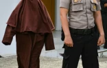 Une recrue d'une nouvelle brigade féminine  chargée de flageller les femmes, à Aceh, en Indonésie, le 10 décembre 2019