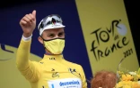 La joie du Français Julian Alaphilippe, vainqueur de la 1ère étape du Tour de France et porteur du maillot jaune de leader, le 26 juin 2021 à Landerneau