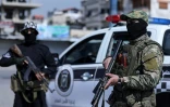 Cette photo diffusée par l'agence officielle de presse syrienne, SANA, montre des forces de sécurité syriennes déployées sur un point de contrôle de la ville côtière de Lattaquié, le 8 mars 2025