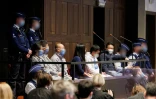Les accusés Long Nguyen et Vo Van Hong photographiés dans le box des accusés au procès de 23 personnes après la mort de 39 migrants vietnamiens dans un camion au Royaume-Uni en 2019, le 19 janvier 2022 à Bruges (Belgique)