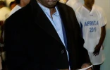 Salif Keita avant un match amical entre anciennes gloires du PSG et de l'Afrique, le 10 mai 2004 au stade Yves-du-Manoir de Colombes