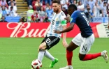 Blaise Matuidi à la lutte avec Lionel Messi, lors de France-Argentine, le 30 juin 2018 à Kazan