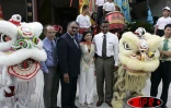 Guy Siew, Bruno Mamindy Pajany, maire et conseiller général de Sainte-Rose, Nassimah Dindar, et Gino Poïninballon, conseiller général de la Montagne devant le centre d'arts martiaux de Huang Feihong