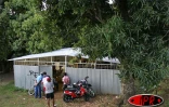 Les combats de coqs sont tolérés à La Réunion. Tous les dimanches les paris se comptent en milliers d'euros dans les différents &quot;ronds&quot; (aire de combat en créole réunionnais) de l'île