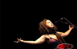 Dimanche 6 août 2006 - 

Environ 3 000 personnes ont assisté au concert de Susheela Raman. La chanteuse indo-britannique a clôturé le Sakifo 2006