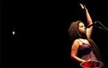 Dimanche 6 août 2006 - 

Environ 3 000 personnes ont assisté au concert de Susheela Raman. La chanteuse indo-britannique a clôturé le Sakifo 2006