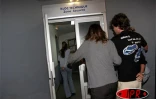 Jeudi 4 mai 2005

Les familles  des victimes du crash aérien à  leur arrivée à l'aéroport de Pierrefonds