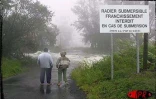 Le cyclone intense Dina qui s'est abattu sur La Réunion le 22 janvier 2002a provoqué d'importants dégâts