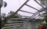 Le cyclone intense Dina qui s'est abattu sur La Réunion le 22 janvier 2002a provoqué d'importants dégâts