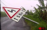 Le cyclone intense Dina qui s'est abattu sur La Réunion le 22 janvier 2002a provoqué d'importants dégâts
