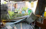 Image de désolation au Port (Ouest) suite au passage de l'?il du cyclone intense Dina à 60 km des côtes ouest le 22 janvier 2002