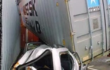 22 janvier 2002 dans l'enceinte du port de la Pointe des Galets. Les vents violents du cyclone intense Dina ont projeté des containers sur des voitures neuves parquées sur les quais en attendant d'être livrées chez les concessionnaires