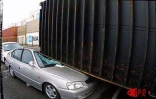 22 janvier 2002 dans l'enceinte du port de la Pointe des Galets. Les vents violents du cyclone intense Dina ont projeté des containers sur des voitures neuves parquées sur les quais en attendant d'être livrées chez les concessionnaires