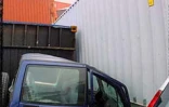 22 janvier 2002 dans l'enceinte du port de la Pointe des Galets. Les vents violents du cyclone intense Dina ont projeté des containers sur des voitures neuves parquées sur les quais en attendant d'être livrées chez les concessionnaires
