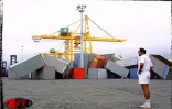 22 janvier 2002 dans l'enceinte du port de la Pointe des Galets. Les vents violents du cyclone intense Dina ont projeté des containers sur des voitures neuves parquées sur les quais en attendant d'être livrées chez les concessionnaires
