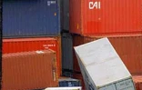 22 janvier 2002 dans l'enceinte du port de la Pointe des Galets. Les vents violents du cyclone intense Dina ont projeté des containers sur des voitures neuves parquées sur les quais en attendant d'être livrées chez les concessionnaires