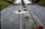 L'?il du cyclone Dina est passé à 60 km des côtes ouest de La Réunion le 22 janvier 2002