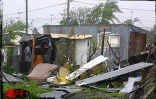 L'?il du cyclone Dina est passé à 60 km des côtes ouest de La Réunion le 22 janvier 2002