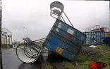 L'?il du cyclone Dina est passé à 60 km des côtes ouest de La Réunion le 22 janvier 2002