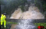 L'?il du cyclone Dina est passé à 60 km des côtes ouest de La Réunion le 22 janvier 2002