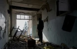 Un habitant dans les décombres d'une salle de classe à l'école à Bilytske, dans la région de Donetsk, le 3 mars 2025 en Ukraine