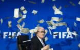 L'ancien président de la FIFA Joseph "Sepp" Blatter, se fait jeter de faux billets lors d'une conférence de presse le 20 juillet 2015 à Zurich 